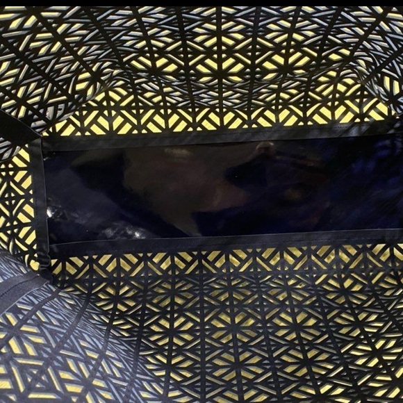 NWT Tory Burch Navy Blue Lattice Perforated PVC Tote Bag Beach Travel Handbag - Picture 8 of 8